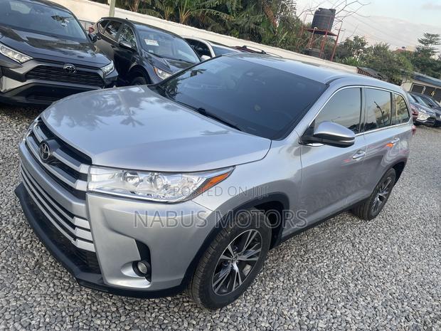 Toyota Highlander LE 2019 Silver
