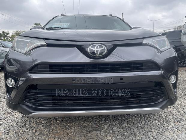 Toyota RAV4 XLE 4dr SUV AWD (2.5L 4cyl 6A) 2018 Gray