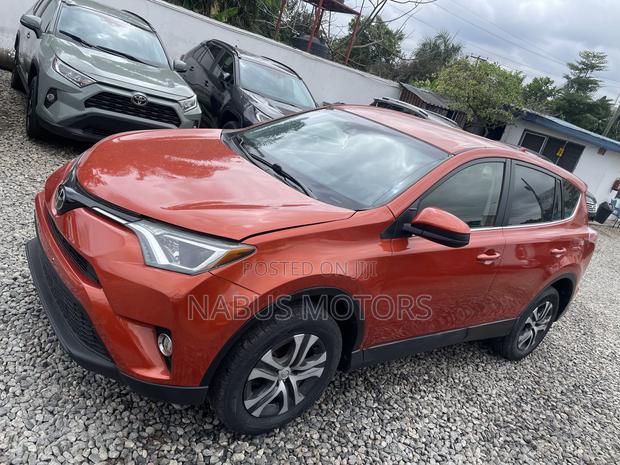 Toyota RAV4 LE 4dr SUV AWD (2.5L 4cyl 6A) 2018 Orange