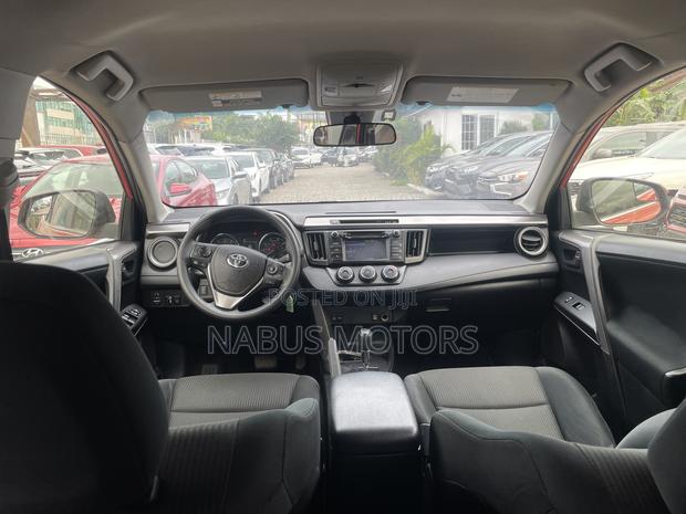 Toyota RAV4 LE 4dr SUV AWD (2.5L 4cyl 6A) 2018 Orange