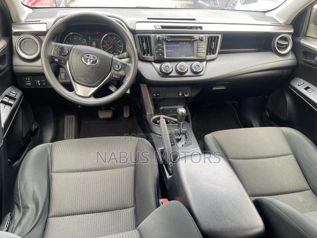 Toyota RAV4 LE 4dr SUV AWD (2.5L 4cyl 6A) 2018 Orange