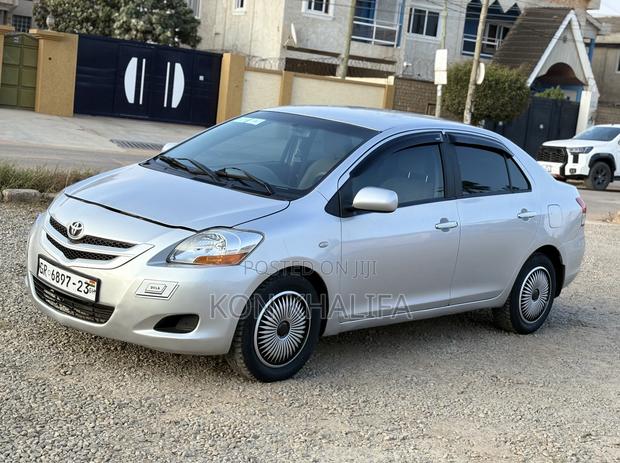 Toyota Belta 2010 Silver
