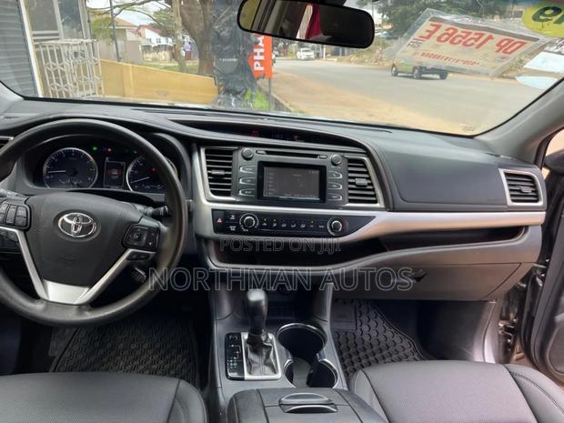 Toyota Highlander LE 2019 Brown