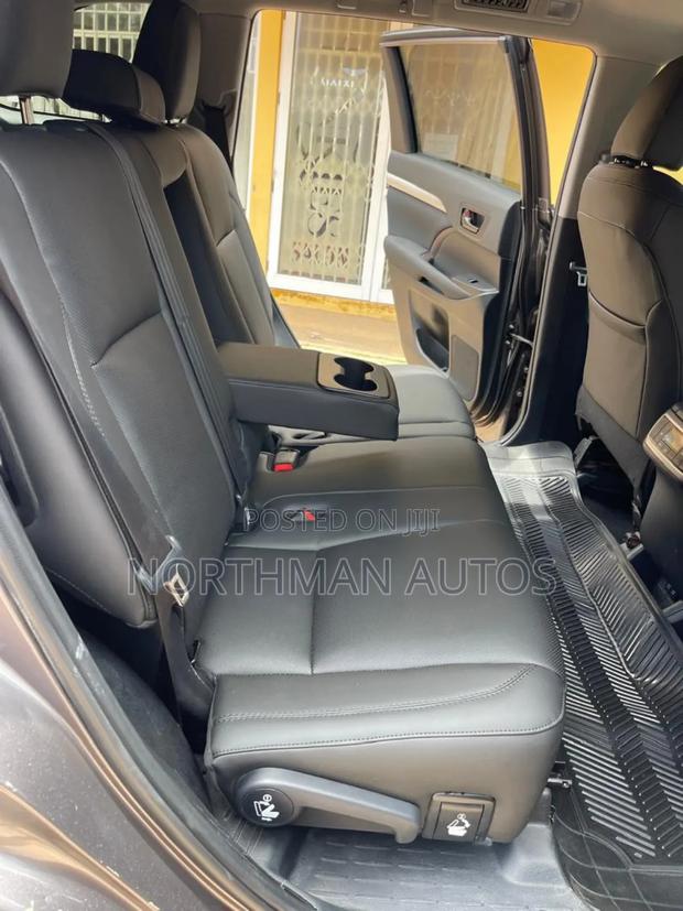Toyota Highlander LE 2019 Brown
