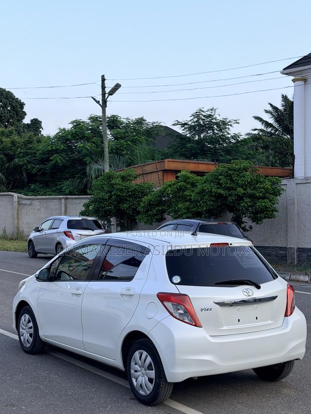 Toyota Vitz 1.3 FWD 5dr 2013 Pearl