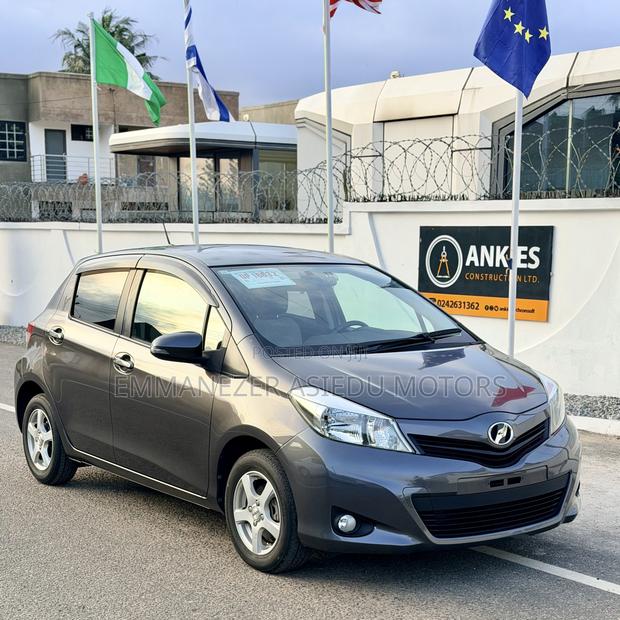Toyota Vitz 1.3 FWD 5dr 2012 Gray