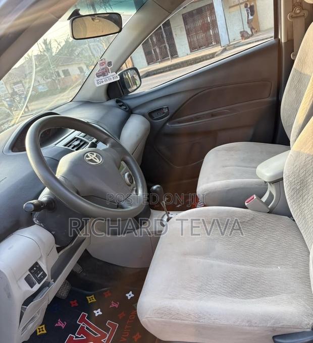 Toyota Belta 2010 Silver