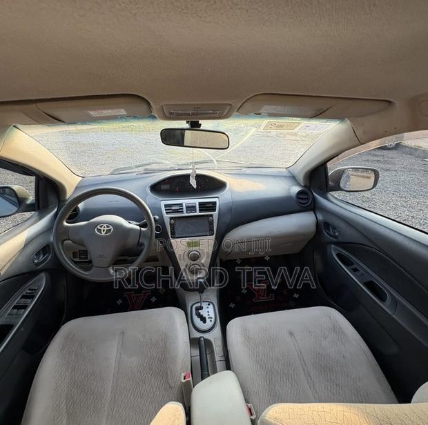 Toyota Belta 2010 Silver