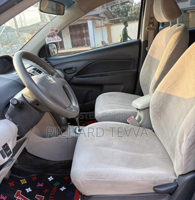 Toyota Belta 2010 Silver