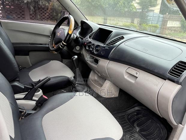Mitsubishi L200 Double Cab 2.5 136hp 4WD 2012 White