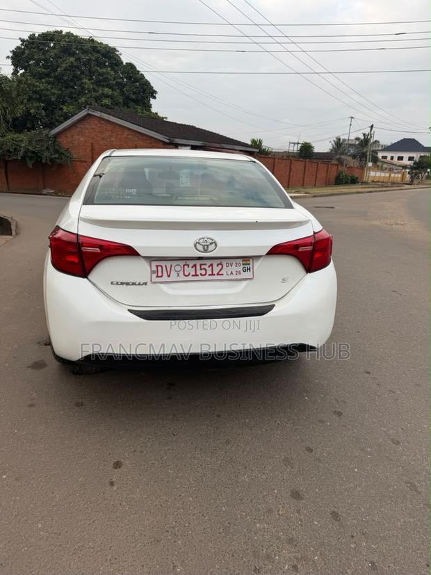 Toyota Corolla SE Special Edition 4dr Sedan (1.8L 4cyl CVT) 2017 Pearl