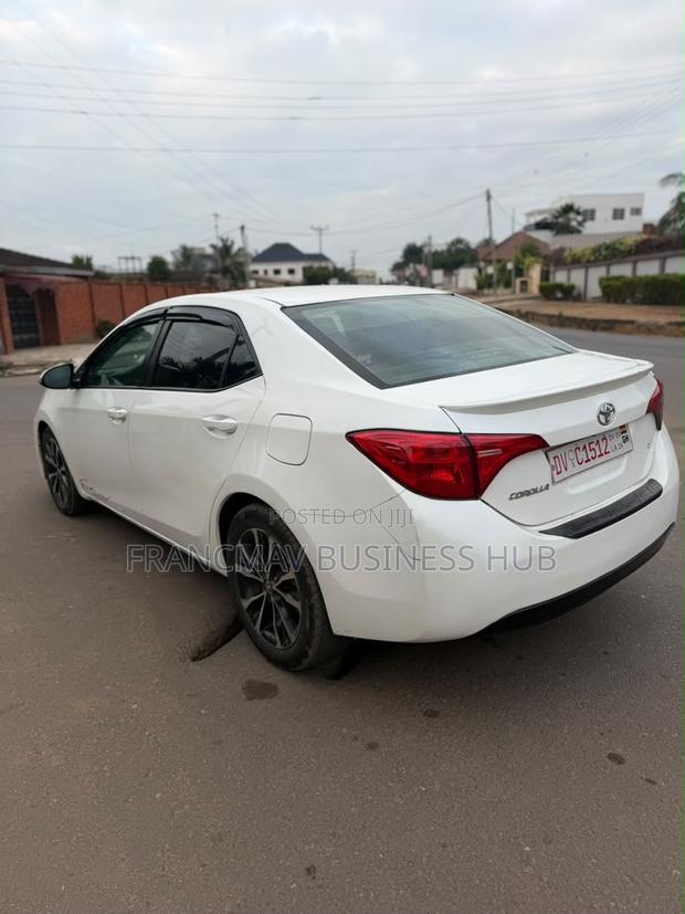 Toyota Corolla SE Special Edition 4dr Sedan (1.8L 4cyl CVT) 2017 Pearl