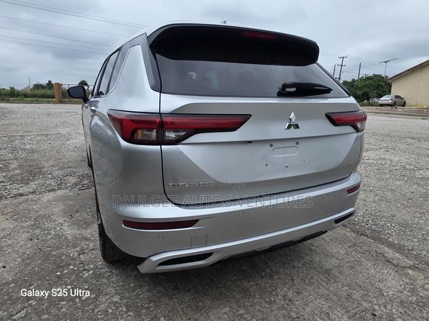 Mitsubishi Outlander SE 2022 Silver