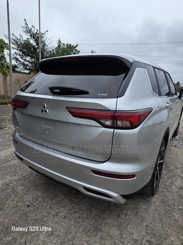 Mitsubishi Outlander SE 2022 Silver