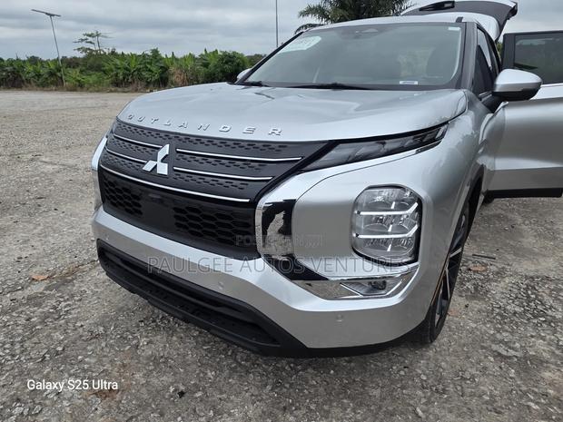 Mitsubishi Outlander SE 2022 Silver