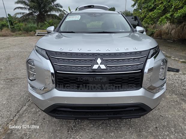 Mitsubishi Outlander SE 2022 Silver