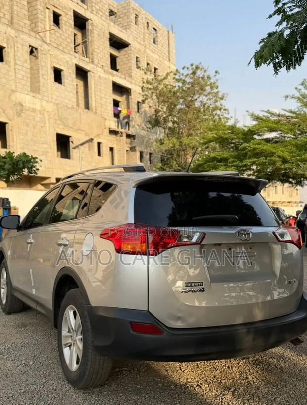 Toyota RAV4 XLE 4dr SUV (2.5L 4cyl 6A) 2015 Silver