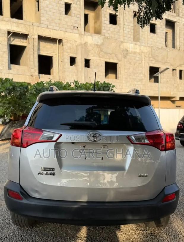 Toyota RAV4 XLE 4dr SUV (2.5L 4cyl 6A) 2015 Silver