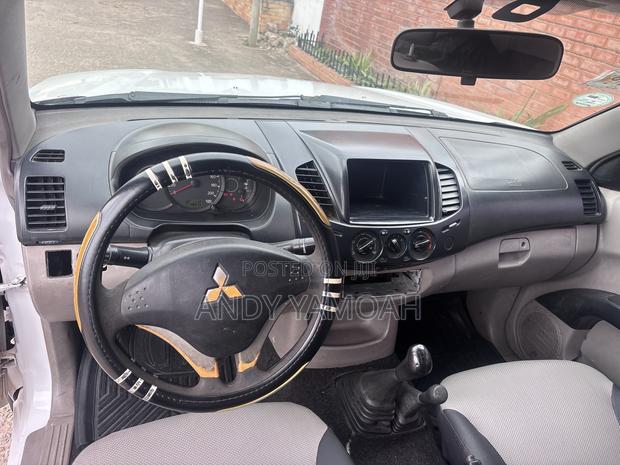 Mitsubishi L200 2012 White