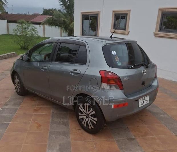 Toyota Vitz 1.0 FWD 3dr 2010 Gray