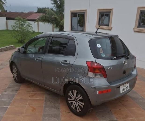 Toyota Vitz 1.0 FWD 3dr 2010 Gray