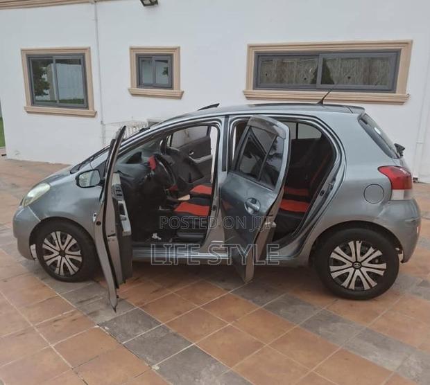Toyota Vitz 1.0 FWD 3dr 2010 Gray