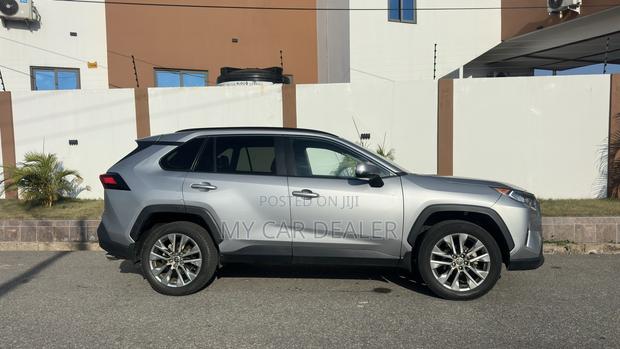 Toyota RAV4 XLE 2021 Silver