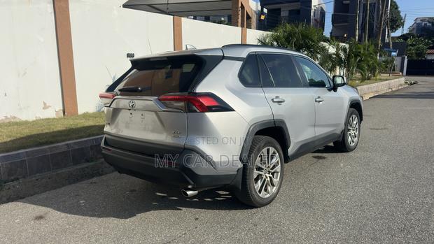 Toyota RAV4 XLE 2021 Silver