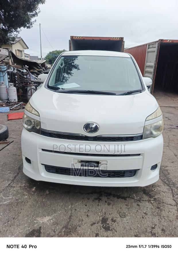 Toyota Voxy 2013 White