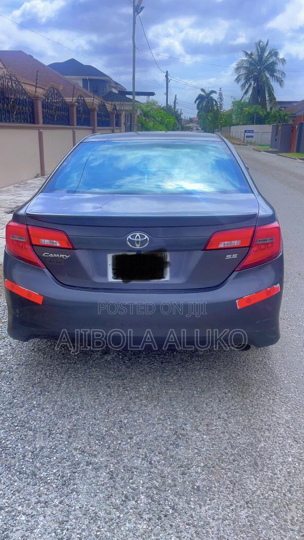 Toyota Camry SE 4dr Sedan (2.5L 4cyl 6A) 2014 Gray