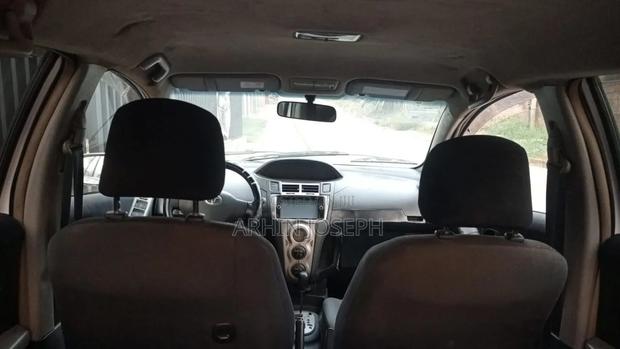 Toyota Vitz 2010 White