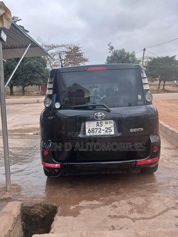 Toyota Sienta 1.5 FWD 2010 Black