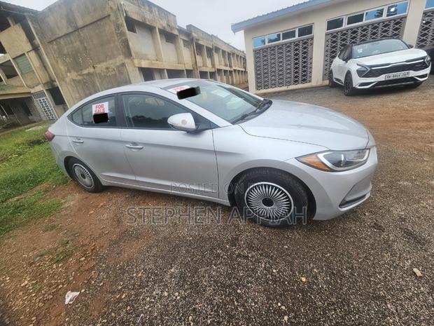 Hyundai Elantra Limited Sedan FWD (2.0L 4cyl 6A) 2017 Silver