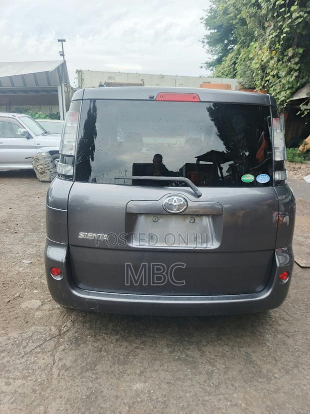 Toyota Sienta 2013 Silver