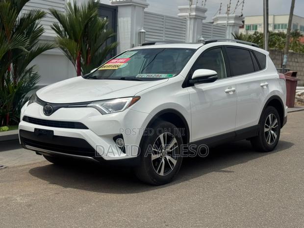 Toyota RAV4 XLE 4dr SUV AWD (2.5L 4cyl 6A) 2018 White