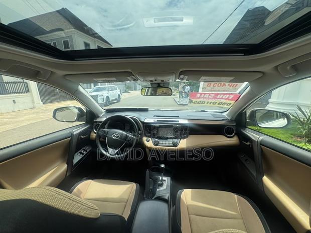 Toyota RAV4 XLE 4dr SUV AWD (2.5L 4cyl 6A) 2018 White