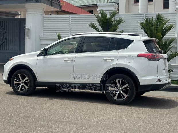 Toyota RAV4 XLE 4dr SUV AWD (2.5L 4cyl 6A) 2018 White