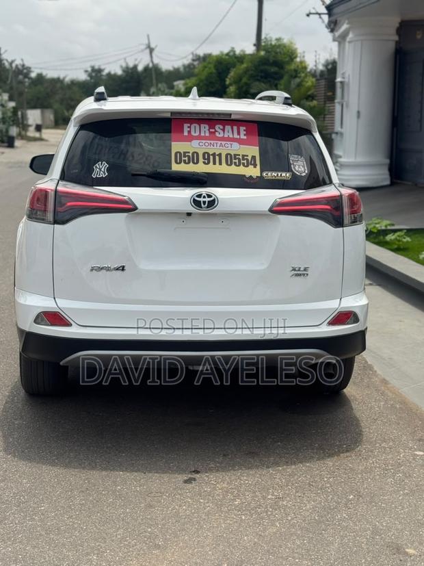Toyota RAV4 XLE 4dr SUV AWD (2.5L 4cyl 6A) 2018 White