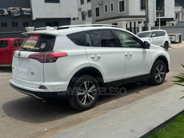 Toyota RAV4 XLE 4dr SUV AWD (2.5L 4cyl 6A) 2018 White