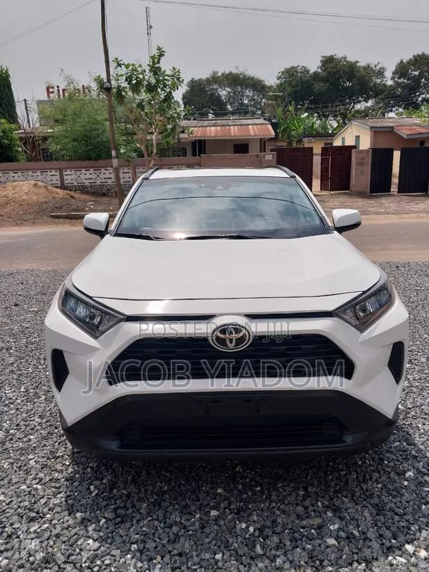 Toyota RAV4 2022 White