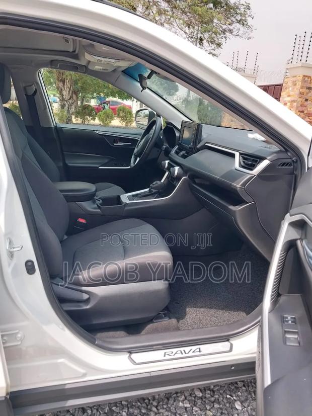 Toyota RAV4 2022 White