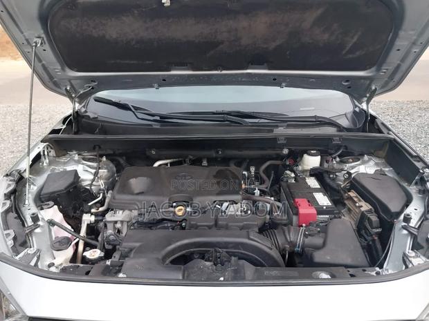 Toyota RAV4 LE 2021 Silver