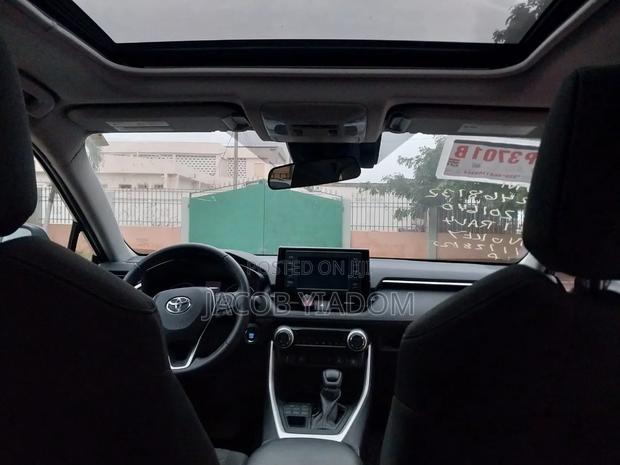 Toyota RAV4 LE 2021 Silver