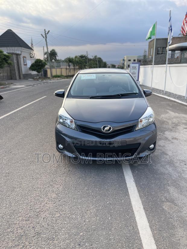 Toyota Vitz 1.3 FWD 5dr 2013 Gray