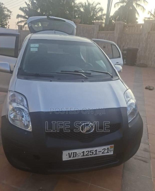 Toyota Vitz 1.0 FWD 3dr 2010 Silver