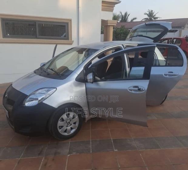 Toyota Vitz 1.0 FWD 3dr 2010 Silver