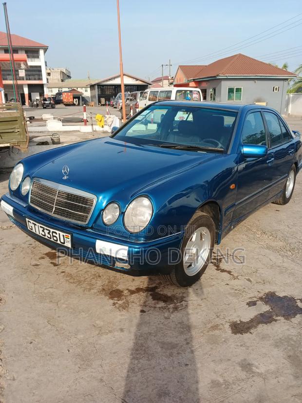 Mercedes-Benz 220E 2000 Blue