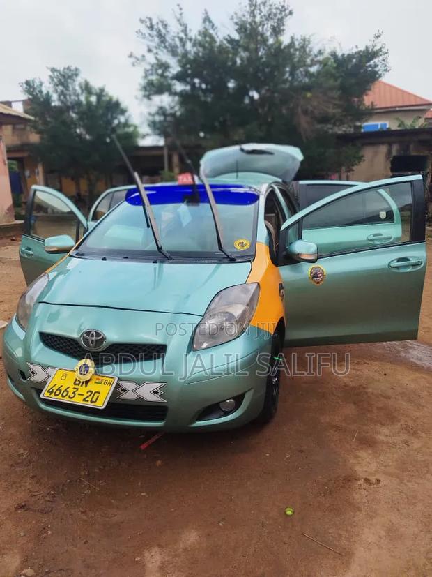 Toyota Vitz 2018 Silver