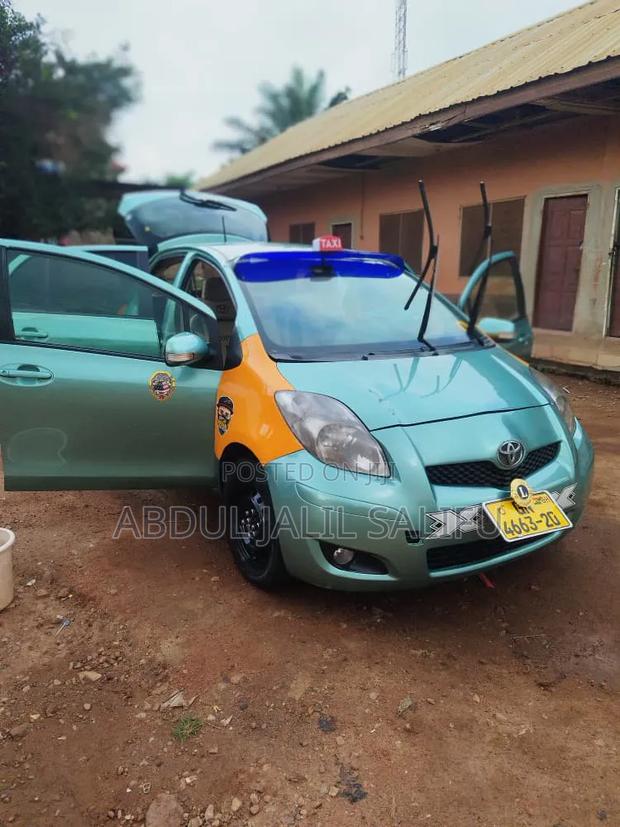 Toyota Vitz 2018 Silver