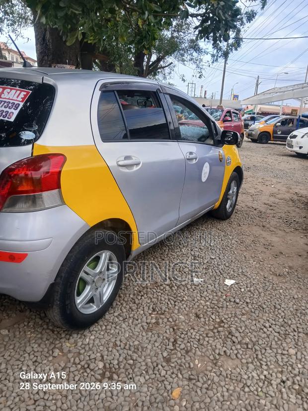 Toyota Vitz 2010 Silver